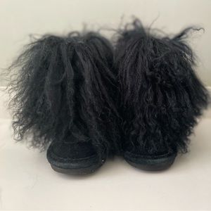 Worn once toddler size 9 black bear paw furry boots perfect for winter so cute!